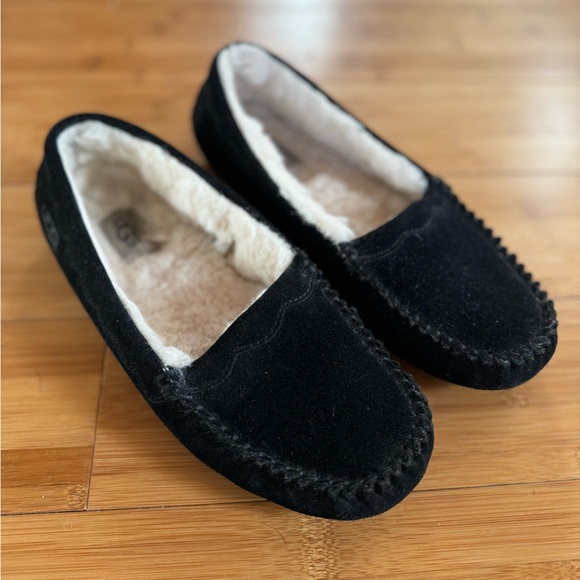 Women’s Ugg slippers - Picture 1 of 4